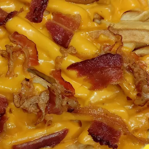 Papas con cheddar y panceta